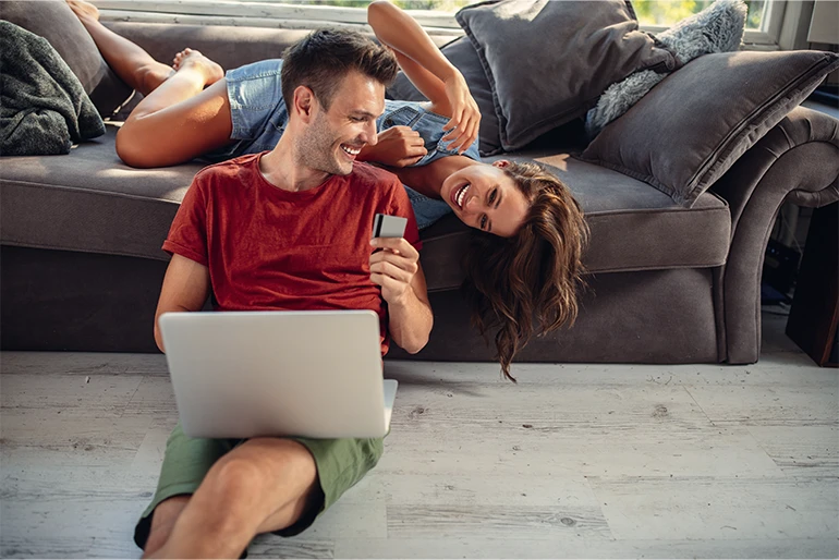 Pareja comprando en la tienda de peluquería online