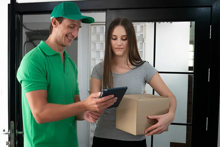 Mujer recibiendo un paquete de una compra online.