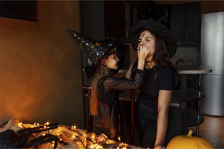 Madre e hija maquillándose para Halloween