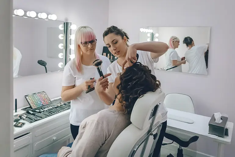 Maquilladora profesional en una peluquería