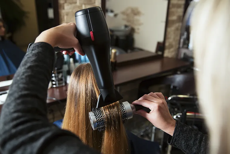 Secador de pelo en una peluquería profesional